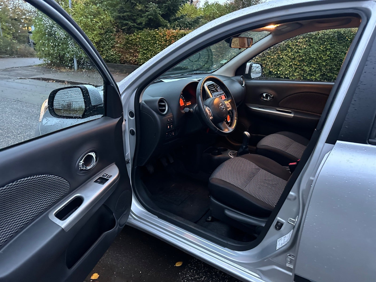 Grå Nissan Micra fra 2015
