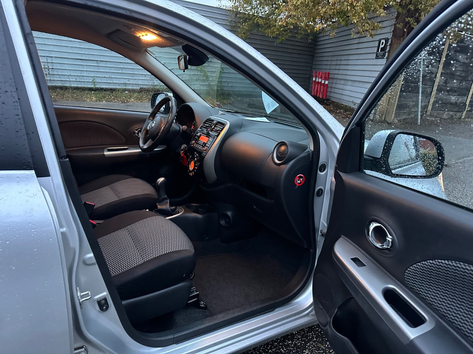 Grå Nissan Micra fra 2015