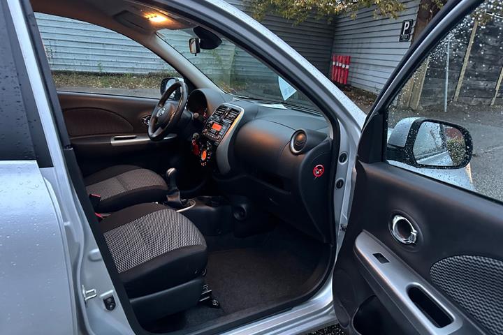 Grå Nissan Micra fra 2015