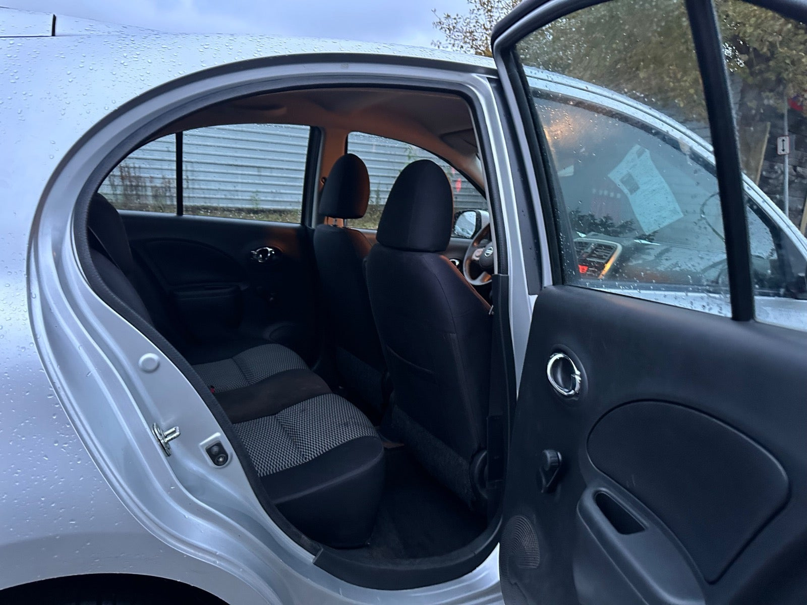 Grå Nissan Micra fra 2015
