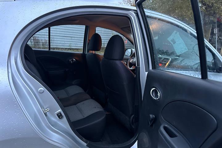 Grå Nissan Micra fra 2015