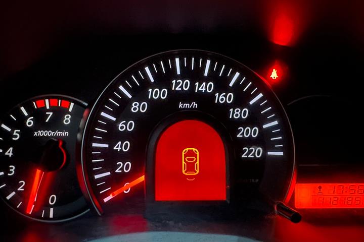 Grå Nissan Micra fra 2015