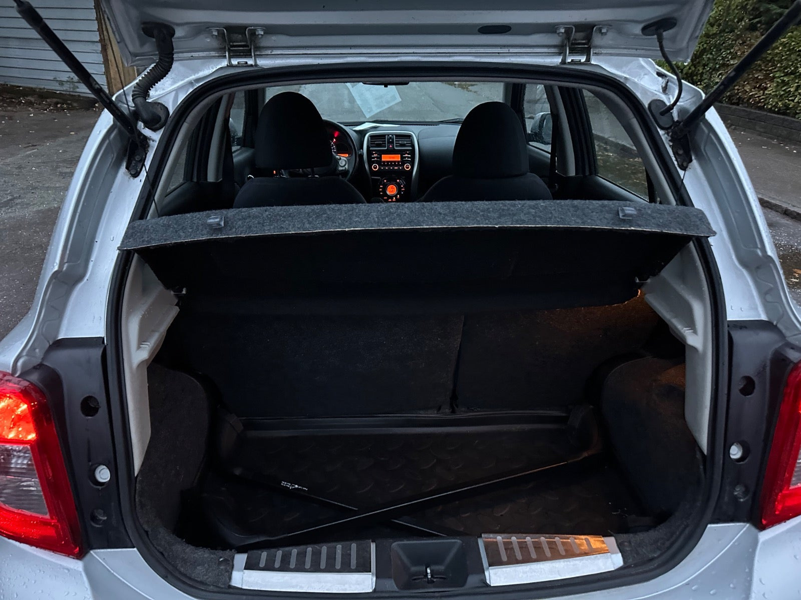 Grå Nissan Micra fra 2015