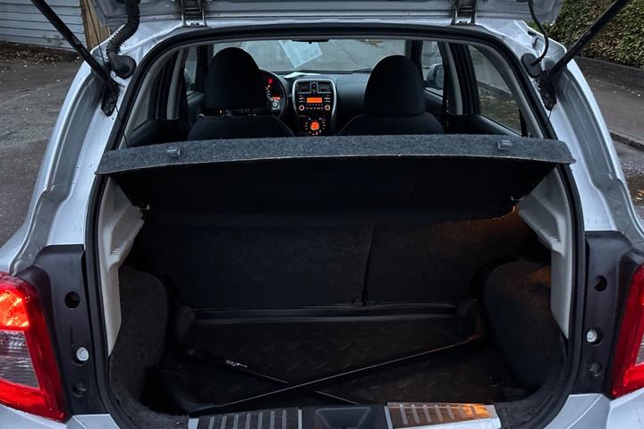 Grå Nissan Micra fra 2015