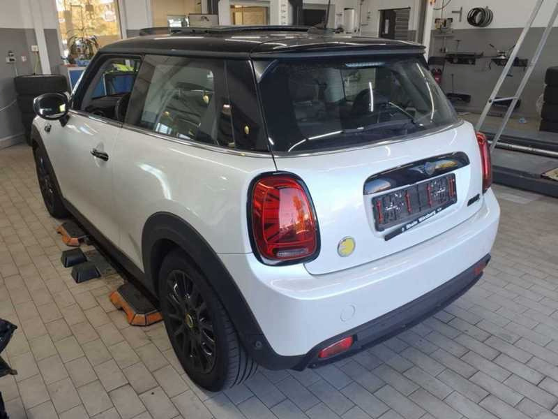 Hvid Mini Cooper SE fra 2023