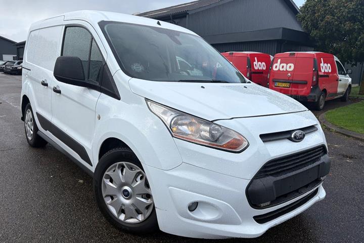 Hvid Ford Transit Connect fra 2015 set udefra