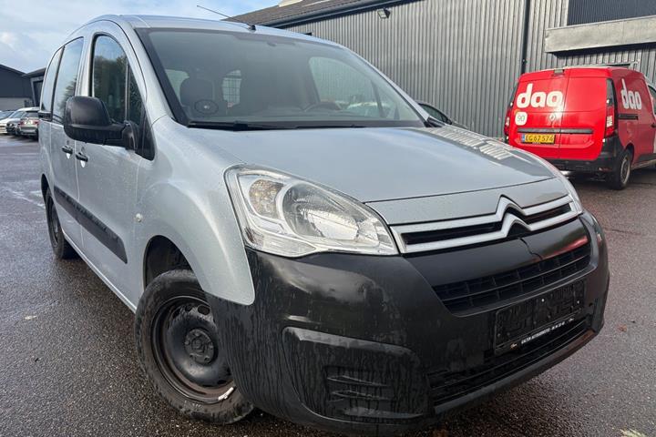 Sølv Citroën Berlingo fra 2018 set udefra