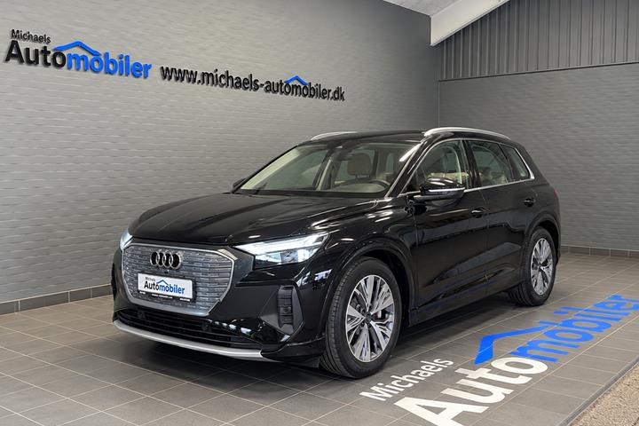 Sort Audi Q4 e-tron fra 2023 set udefra