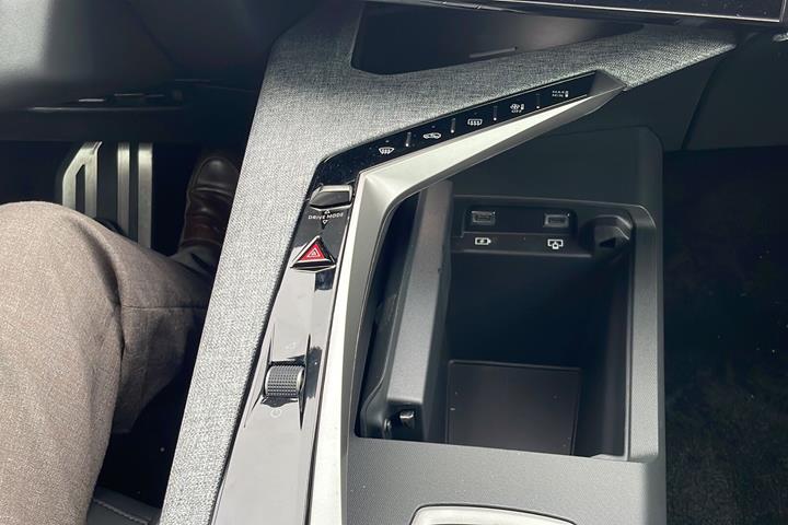 Hvid Peugeot e-5008 fra 2026