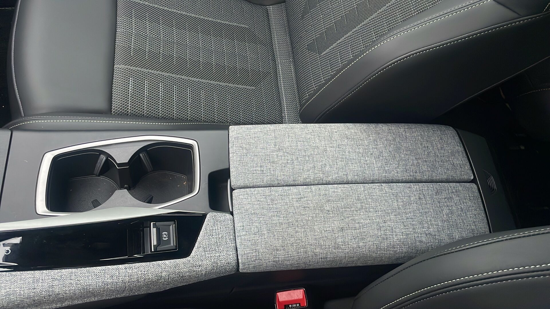 Grå Peugeot e-5008 fra 2026