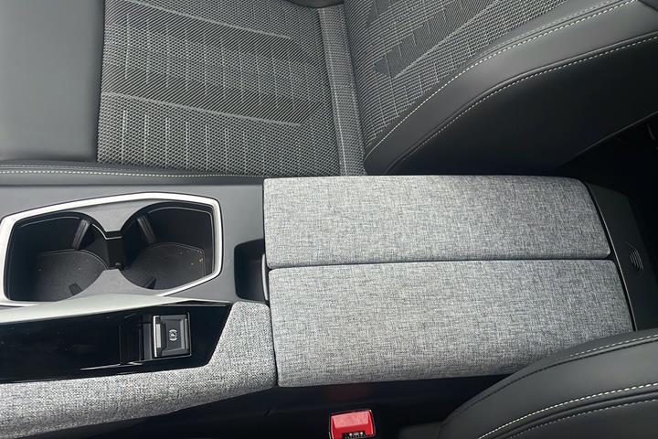 Grå Peugeot e-5008 fra 2026