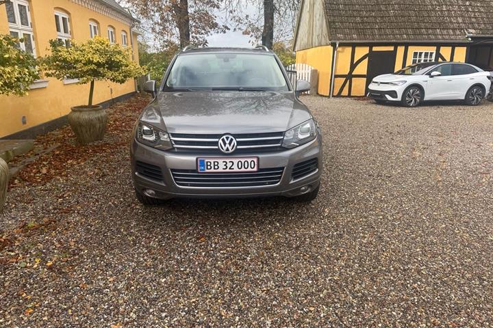 Grå VW Touareg fra 2012