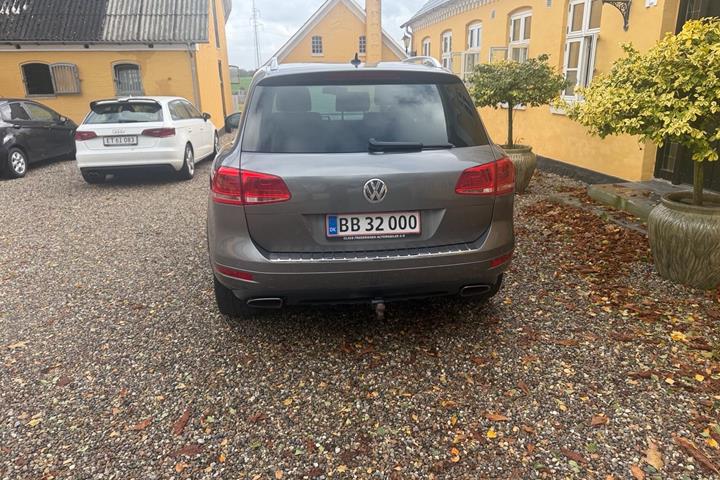 Grå VW Touareg fra 2012