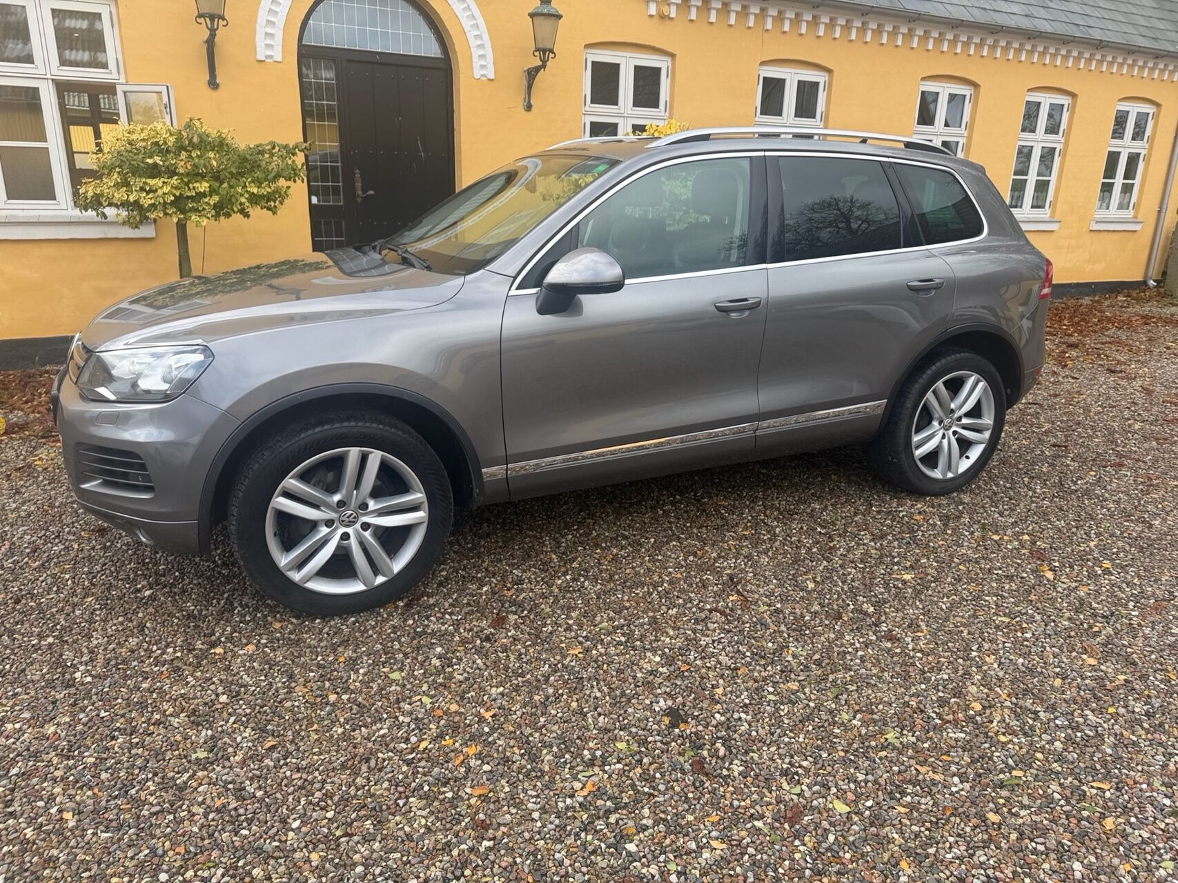 Grå VW Touareg fra 2012