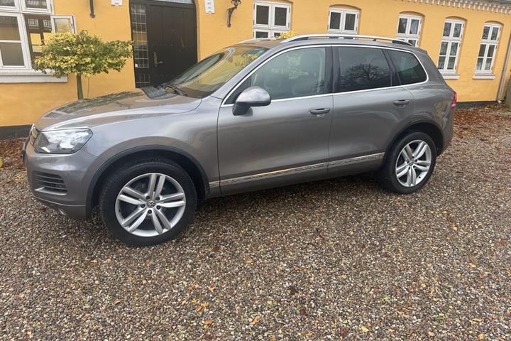 Grå VW Touareg fra 2012