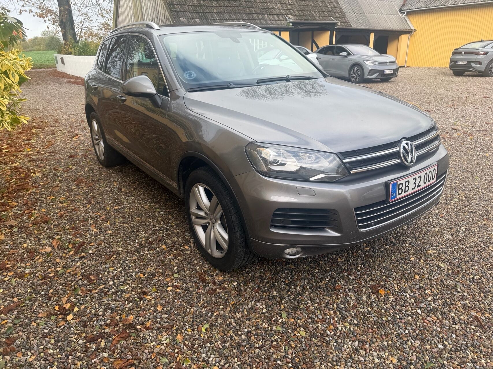 Grå VW Touareg fra 2012