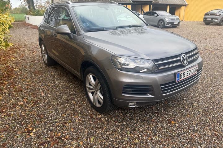 Grå VW Touareg fra 2012