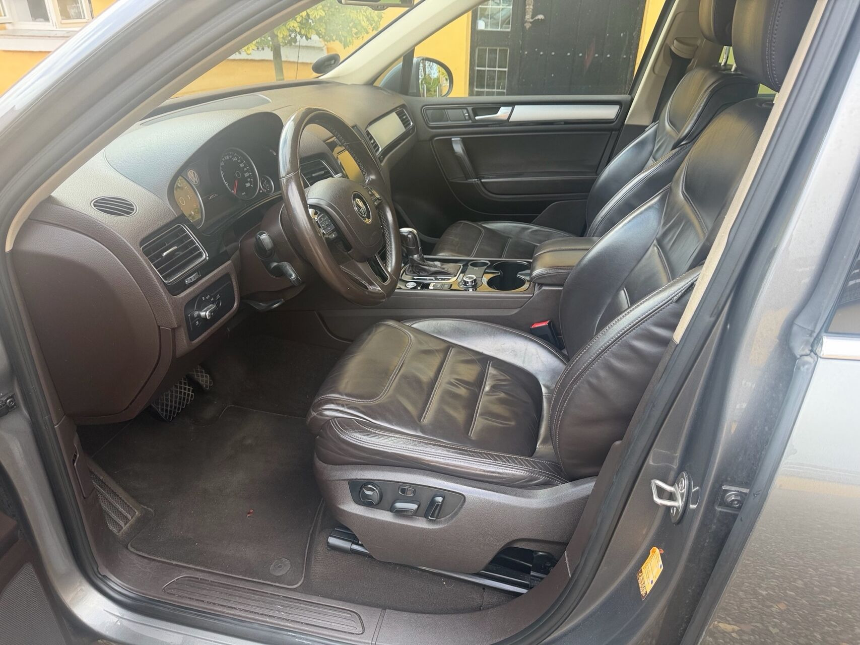 Grå VW Touareg fra 2012