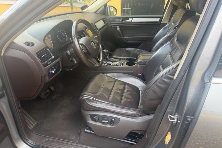 Grå VW Touareg fra 2012