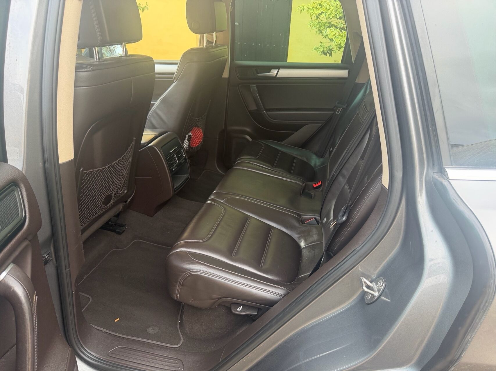 Grå VW Touareg fra 2012