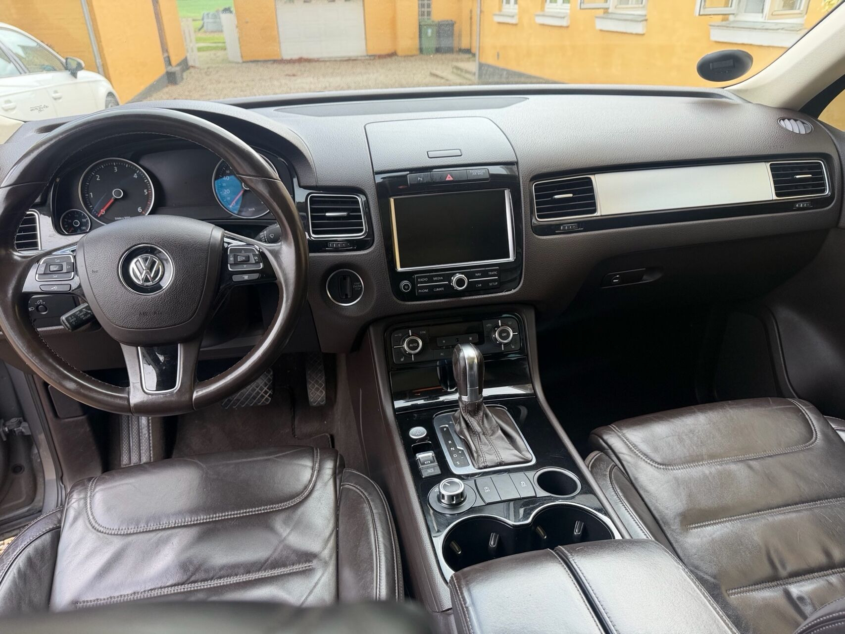 Grå VW Touareg fra 2012
