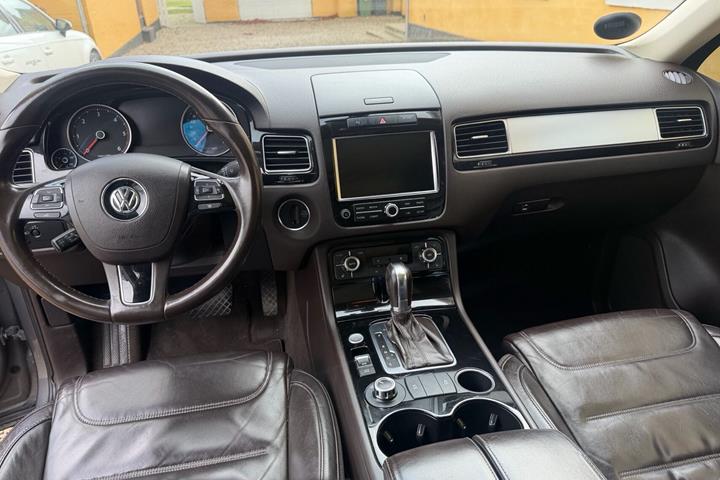 Grå VW Touareg fra 2012