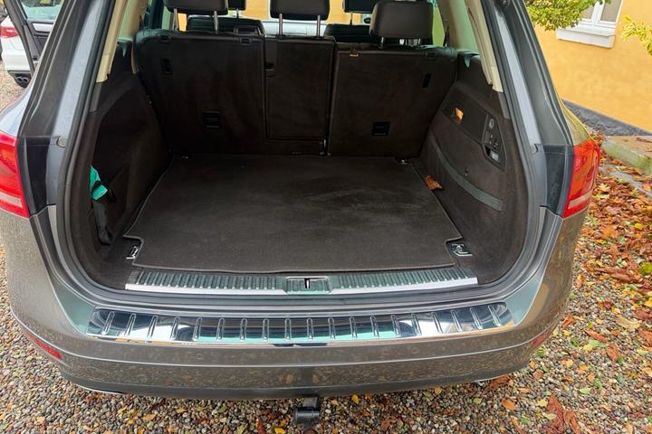 Grå VW Touareg fra 2012