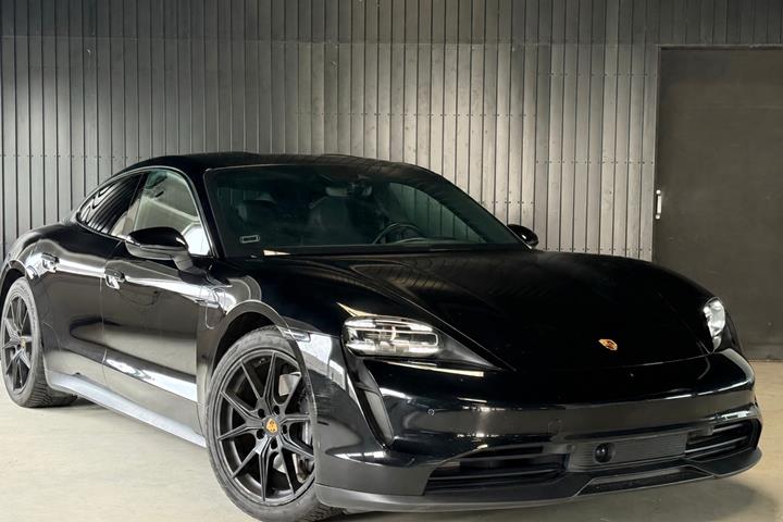 Sort Porsche Taycan fra 2022