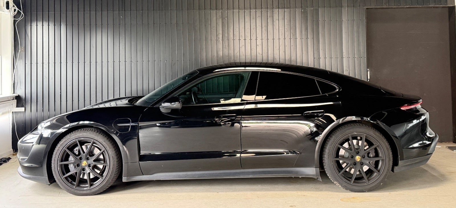 Sort Porsche Taycan fra 2022