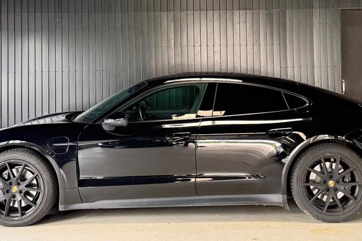 Sort Porsche Taycan fra 2022