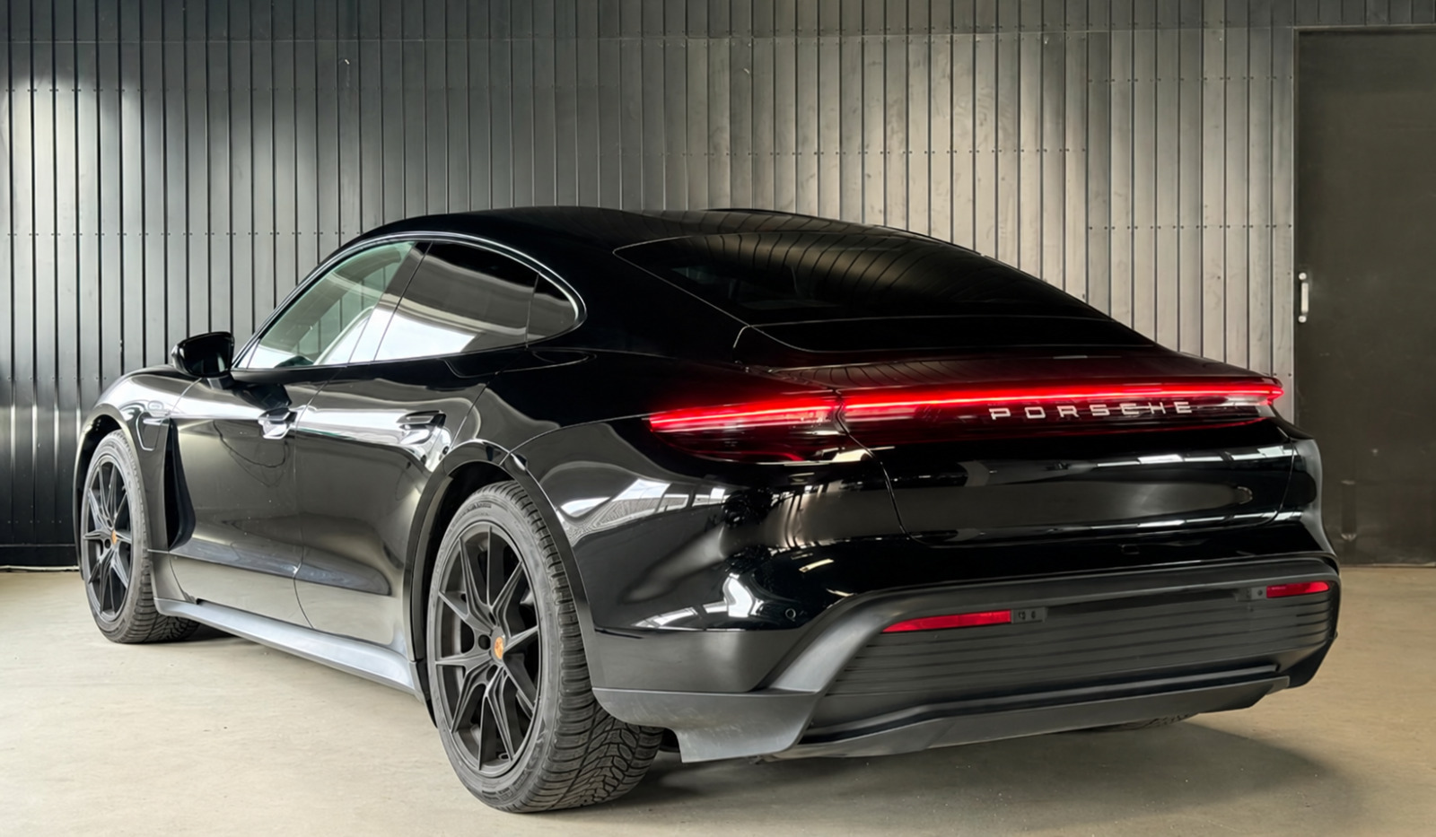 Sort Porsche Taycan fra 2022