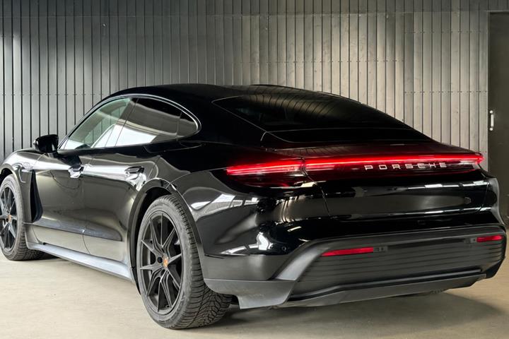 Sort Porsche Taycan fra 2022