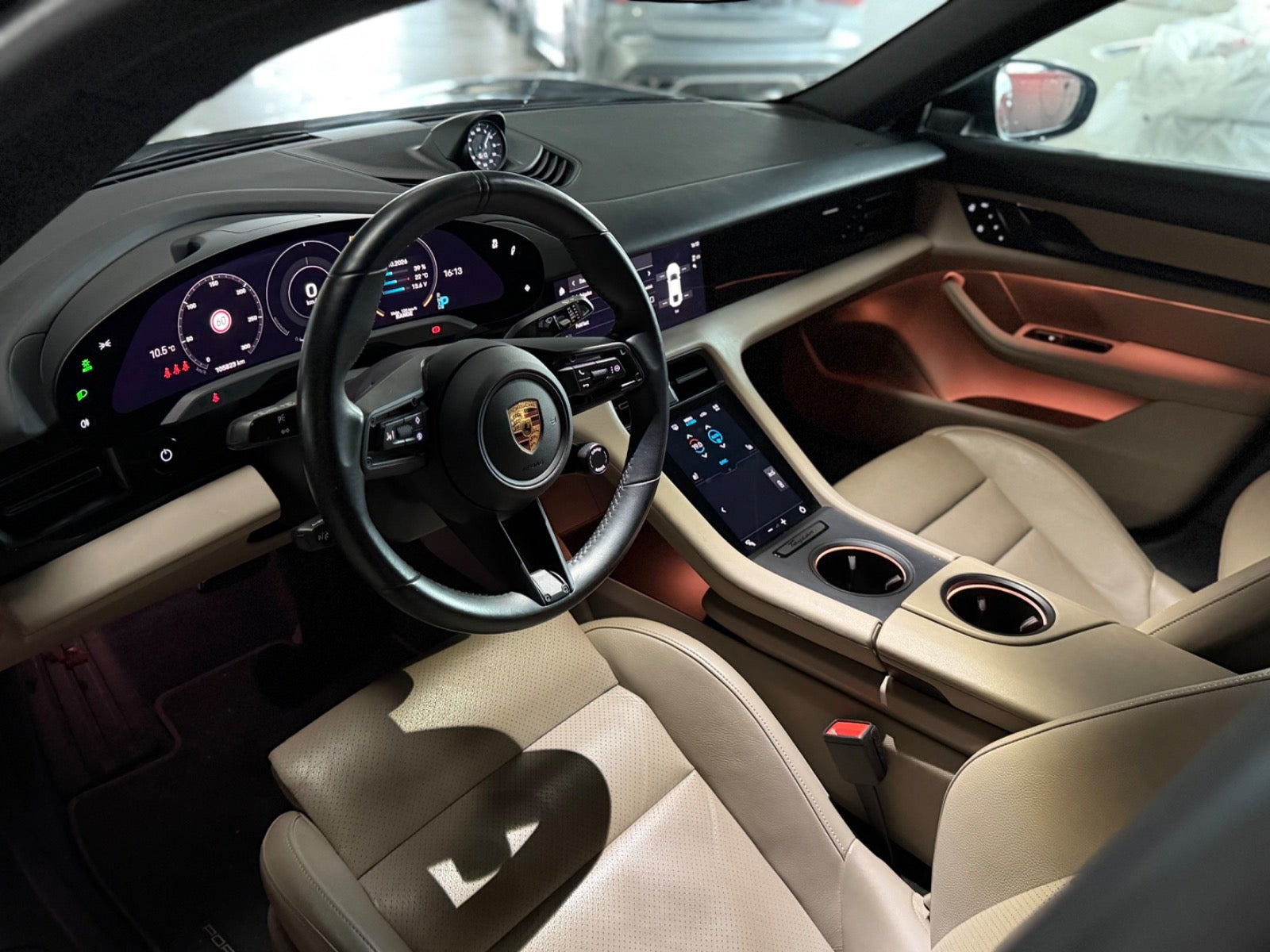 Sort Porsche Taycan fra 2022