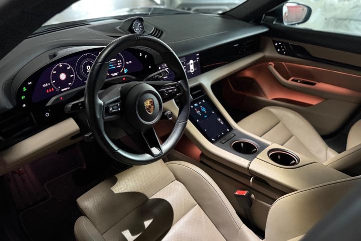 Sort Porsche Taycan fra 2022
