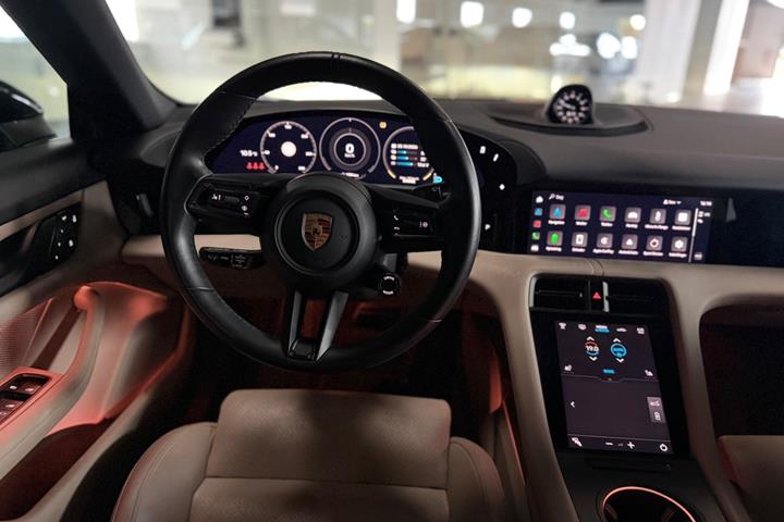 Sort Porsche Taycan fra 2022