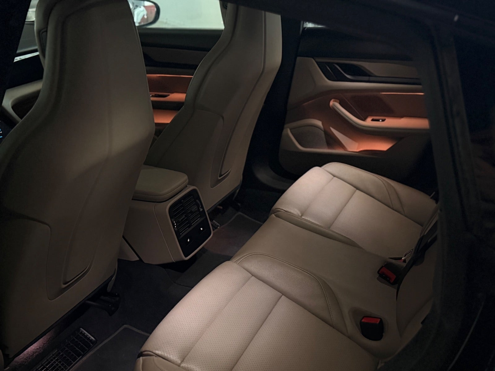 Sort Porsche Taycan fra 2022