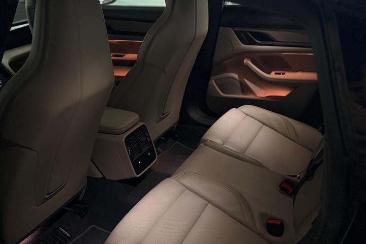 Sort Porsche Taycan fra 2022