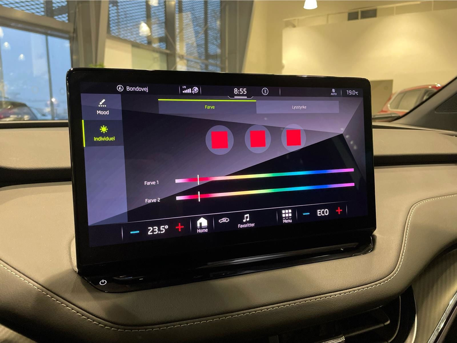 Hvid Skoda Enyaq fra 2022