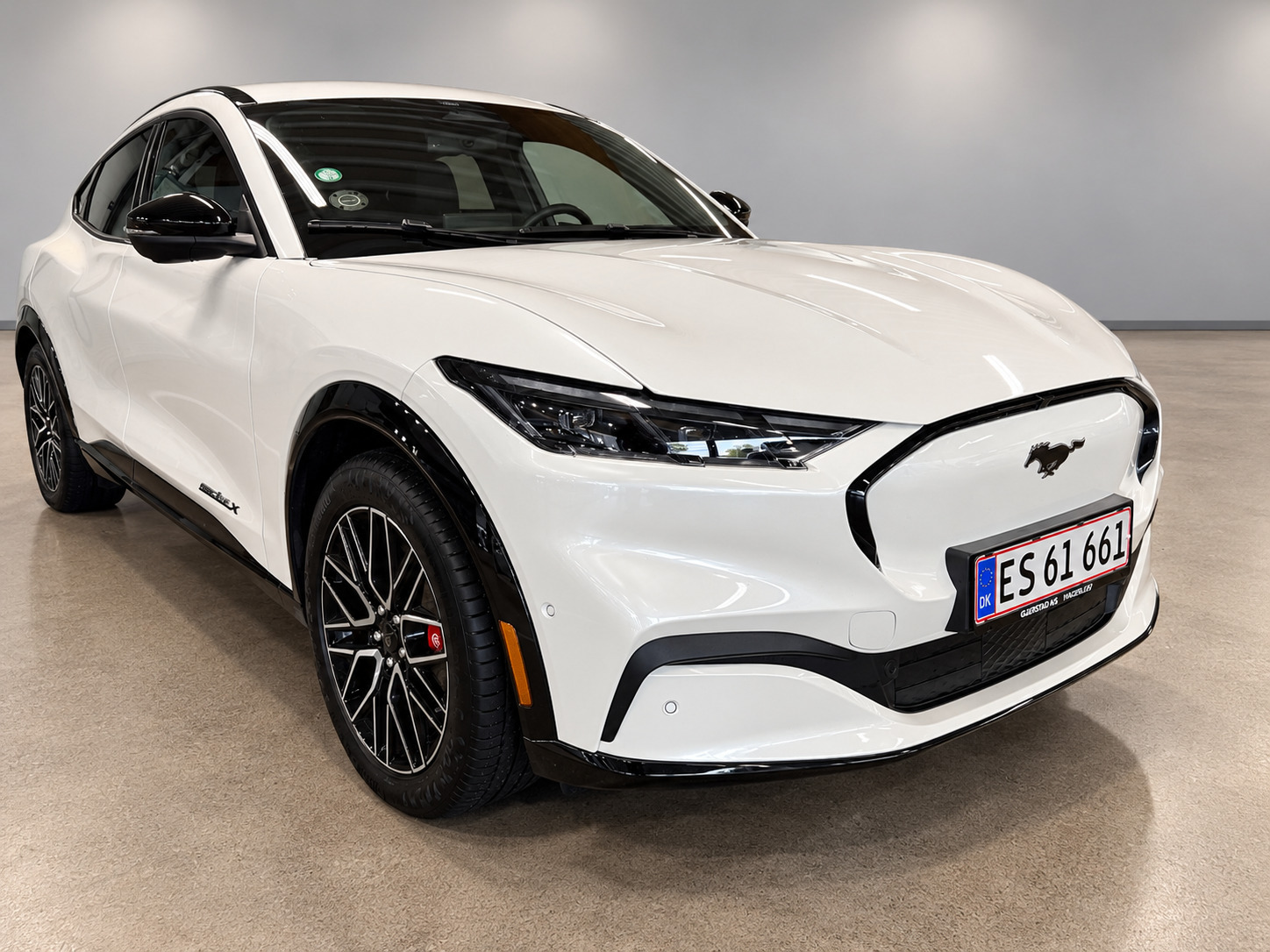 Hvid Ford Mustang Mach-E fra 2025