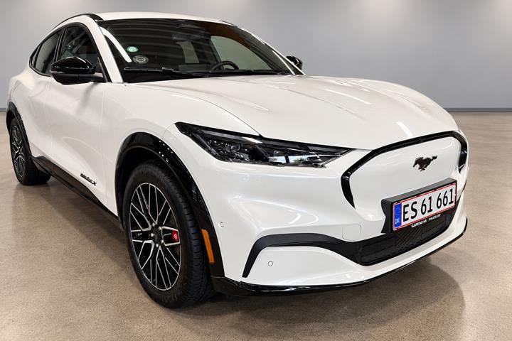 Hvid Ford Mustang Mach-E fra 2025