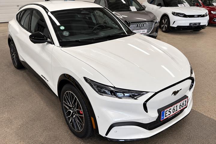 Hvid Ford Mustang Mach-E fra 2025