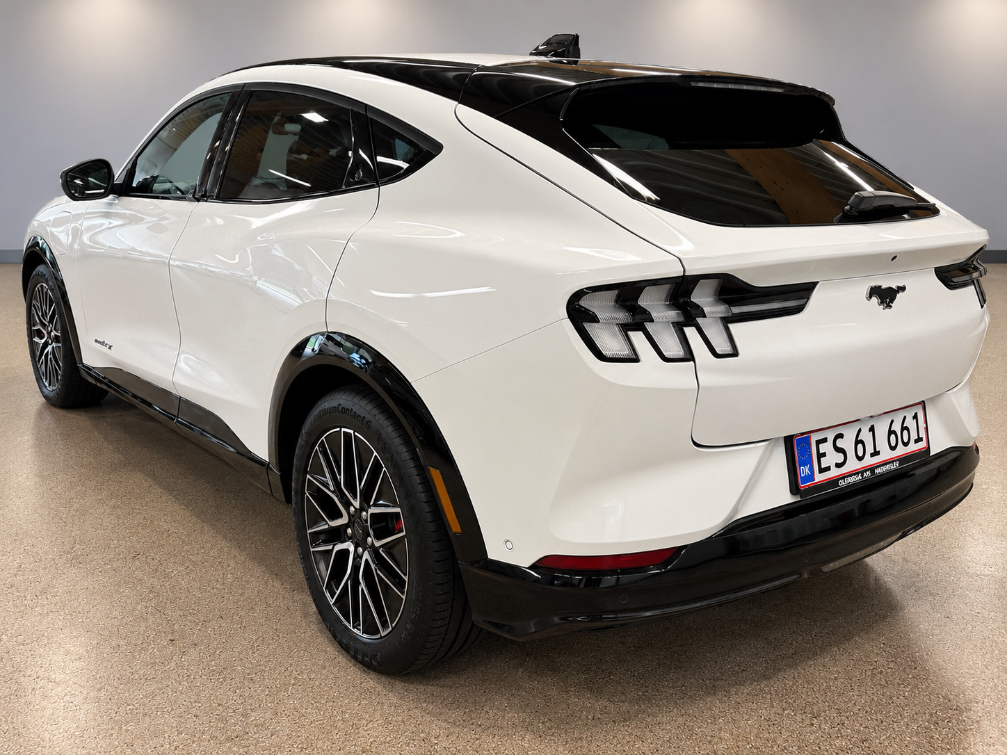 Hvid Ford Mustang Mach-E fra 2025