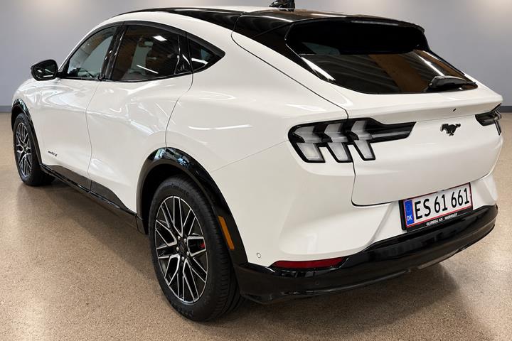 Hvid Ford Mustang Mach-E fra 2025