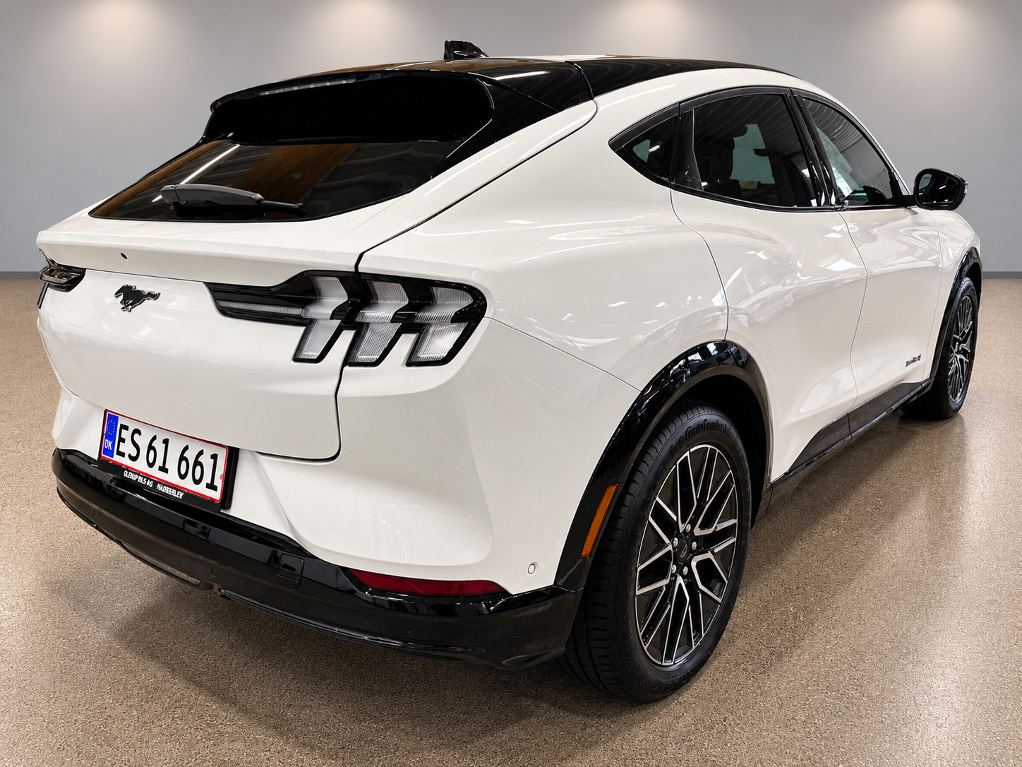 Hvid Ford Mustang Mach-E fra 2025
