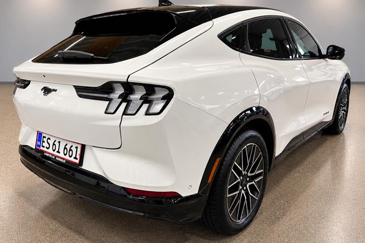 Hvid Ford Mustang Mach-E fra 2025