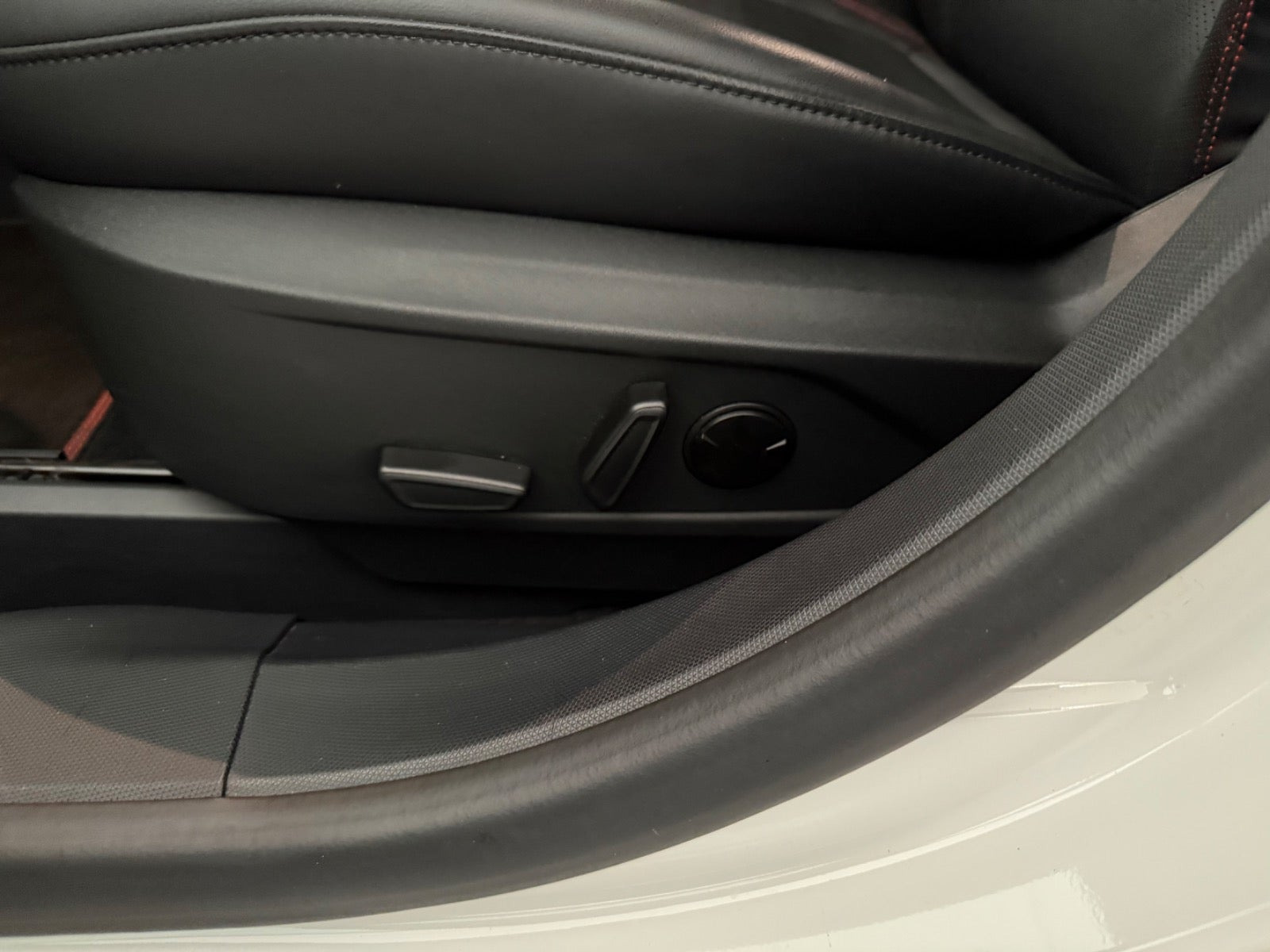 Hvid Ford Mustang Mach-E fra 2025
