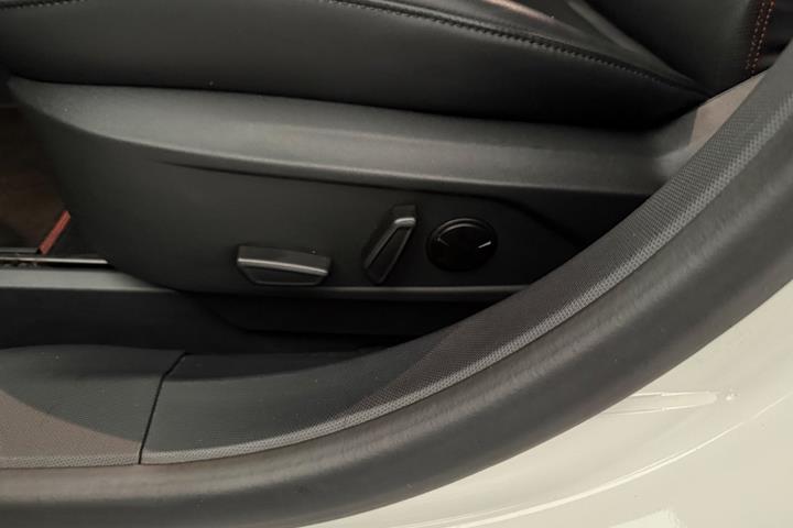Hvid Ford Mustang Mach-E fra 2025