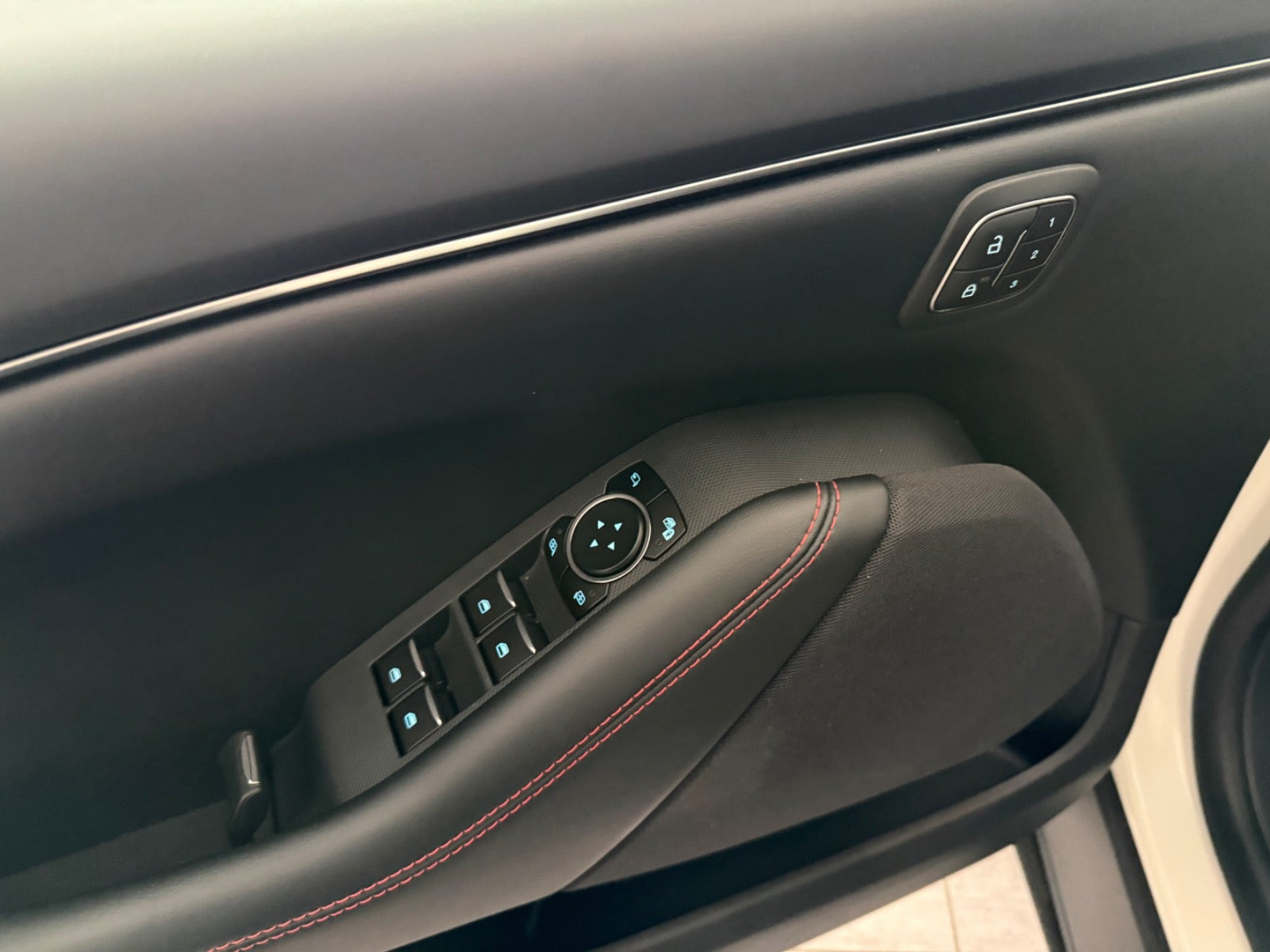 Hvid Ford Mustang Mach-E fra 2025