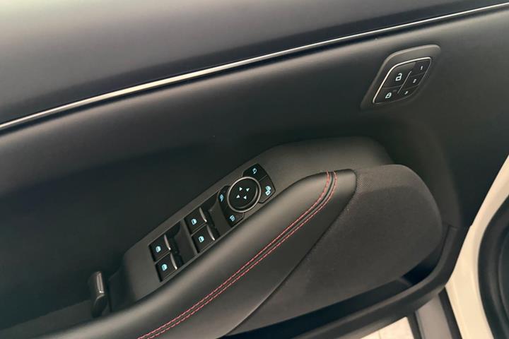 Hvid Ford Mustang Mach-E fra 2025