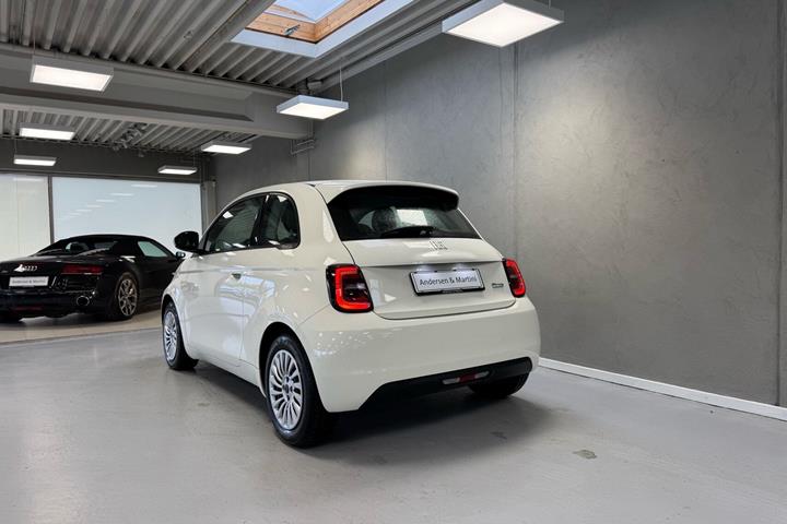 Hvid Fiat 500e fra 2023
